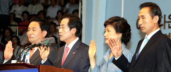 이명박(오른쪽부터), 박근혜, 홍준표, 원희룡 한나라당 경선후보가 8일 오후 대전시 충무체육관에서 열린 대전·충남 합동연설회에서 경선승복을 다짐하는 서약을 하고 있다. 대전/김종수 기자 jongsoo@hani.co.kr