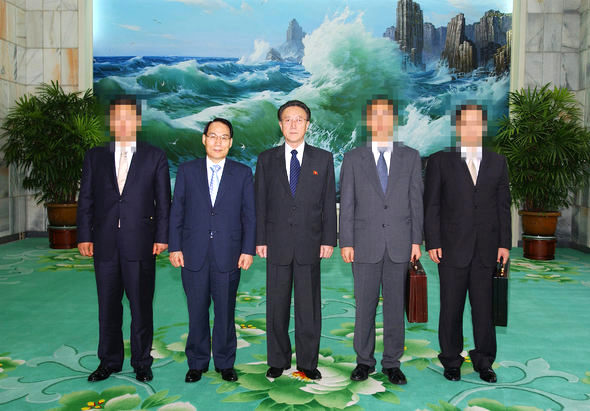 김만복 국가정보원장(왼쪽 두번째)과 김양건 북한 노동당 통일전선부장이 지난 5일 평양에서 남북정상회담에 합의한 뒤 기념사진을 찍고 있다. 청와대 제공