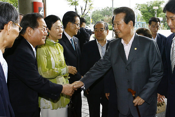 2차 남북 정상회담 평양개최 발표 뒤 외출한 김대중 전 대통령이 9일 영화 <화려한 휴가>를 관람하기 위해 서울 상암씨지브이(CGV)에 도착해 동행인들과 악수하고 있다. 왼쪽부터 한승헌 사법제도개혁추진위원장, 정세현 민화협 상임의장, 손숙 전 환경부 장관, 박지원 비서실장, 임동원 세종재단 이사장. 연합뉴스