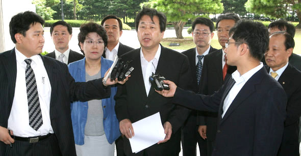 박근혜 한나라당 경선후보 진영의 조직총괄본부장인 김무성(가운데) 의원 등이 13일 오전 이명박 대선후보의 대검 수사 상황에 대해 항의하러 서울 서초구 서초동 대검찰청을 찾아 기자들의 질문에 답하고 있다. 이들은 이명박 후보와 관련된 수사결과를 즉각 발표하고, 이 후보쪽 관련 인사를 수사할 것을 촉구했다. 박종식 기자 <A href="mailto:anaki@hani.co.kr">anaki@hani.co.kr</A>