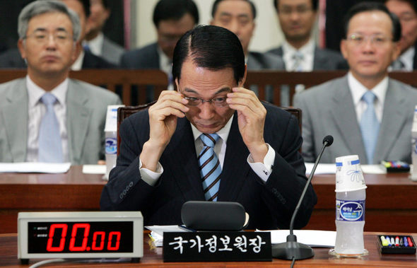 남북정상회담 준비와 아프가니스탄 피랍사건 협상 상황을 보고하러 13일 오전 국회에 나온 김만복 국정원장이 정보위원회 개회를 기다리며 안경을 고쳐쓰고 있다. (사진 김종수 기자)