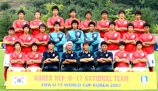 박경훈 감독의 17살 이하 축구대표팀이 18일 개막하는 2007 국제축구연맹(FIFA) U-17 월드컵을 앞두고 지난 8일 파주 대표팀트레이닝센터에서 열린 포토데이 행사에서 포즈를 취하고 있다. 연합뉴스