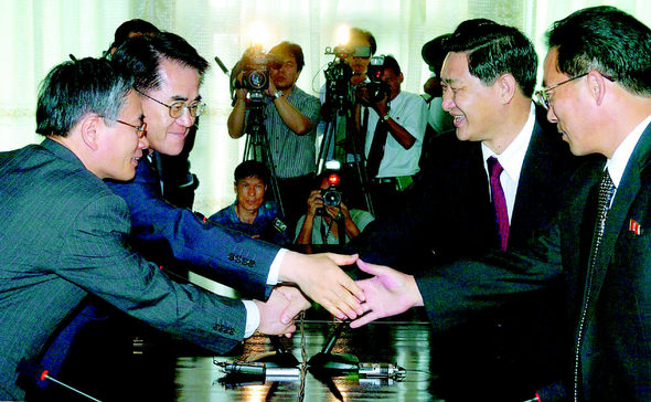 오는 28일 열리는 제2차 남북 정상회담을 앞두고 14일 개성 자남산여관에서 열린 준비접촉에서 남쪽 대표인 이관세 통일부 차관(왼쪽 두번째)과 북쪽 대표인 최승철 통일전선부 부부장(오른쪽 두번째) 등 양쪽 대표단이 반갑게 악수하고 있다. 개성/사진공동취재단