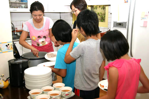 14일 대전 유천지역아동센터에서 어린이들이 점심 급식을 받고 있다. 송인걸 기자 <A href="mailto:igsong@hani.co.kr">igsong@hani.co.kr</A>