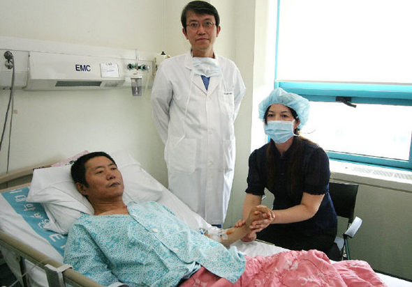15일 대전 을지대병원에서 동생 최영희(마스크 쓴 이)씨가 주치의 이민구 박사와 오빠 이대용씨의 쾌유를 바라고 있다. 사진/을지대병원 제공