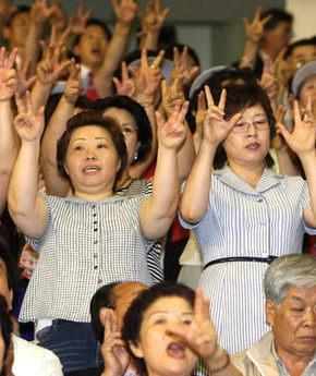 한나라당 대구·경북 합동연설회가 열린 지난 14일 대구 북구 산격동 대구실내체육관에서 박근혜 후보 지지자들이 응원을 펼치고 있다. 대구/김태형 기자 <A href="mailto:xogud555@hani.co.kr">xogud555@hani.co.kr</A>