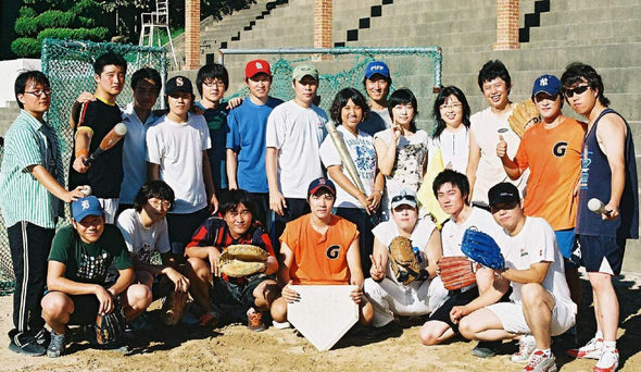 권상용 피프 총무팀장(앞줄 맨 오른쪽)과 최원석 아시안필름마켓 대표(뒷줄 왼쪽 세번째) 등 피프시네마스 야구단 단원들이 동명대 신방과 야구모임과 경기를 마친 뒤 기념촬영을 하고 있다. 배수림 인턴기자