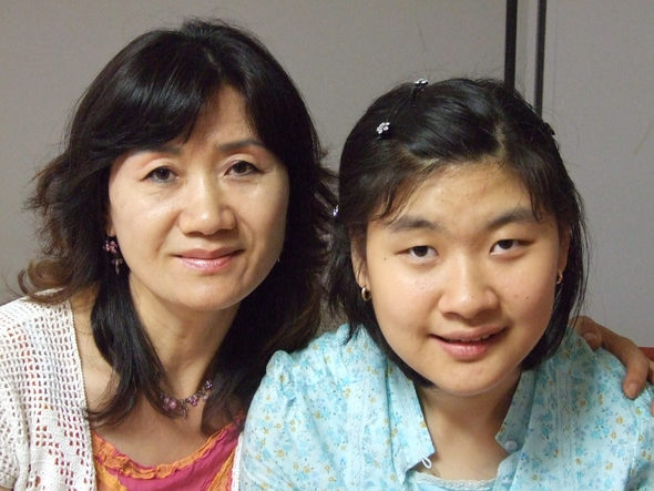 어머니 안현자(49)씨와 여섯손가락으로 피아노를 치는 김예지(19)양.