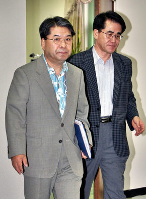 이재정 통일부 장관(왼쪽)과 이관세 차관이 19일 오후 북한 수해복구 지원 대책회의가 열린 서울 세종로 정부중앙청사 통일부 장관실로 들어서고 있다. 이종근 기자 <A href="mailto:root2@hani.co.kr">root2@hani.co.kr</A>