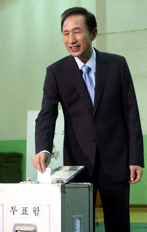 이명박 한나라당 경선후보가 19일 오전 서울 종로구청에 마련된 투표소에서 한나라당의 17대 대통령 후보 선출을 위한 경선 투표를 하고 있다. 김명진 기자 <A href="mailto:littleprince@hani.co.kr">littleprince@hani.co.kr</A>