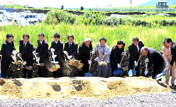 옛 정뜨르비행장(제주국제공항) 일대에 대한 4·3 희생자 유해 발굴 개토제가 21일 오전 제주시 용담동 어영공원에서 열려 제주도 관계자와 유족들이 첫삽을 뜨고 있다. 제주/연합뉴스