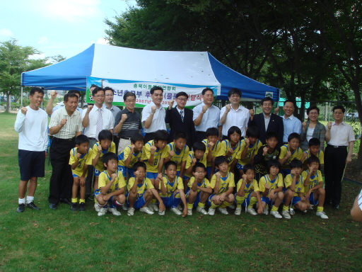 충북아동복지연합회 유소년 축구단이 20일 혜능보육원에서 열린 꿈나무 축구대회 결단식에서 우승을 결의하고 있다. 충북아동복지연합회 제공