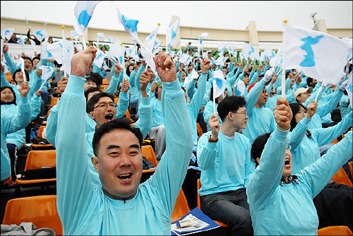 지난 4월30일 경남 창원에서 열린 남북노동자축구대회에서 아리랑응원단이 열띤 응원을 하고 있다. ‘U-17 피파(FIFA) 청소년 월드컵 남북 공동응원단’ 제공