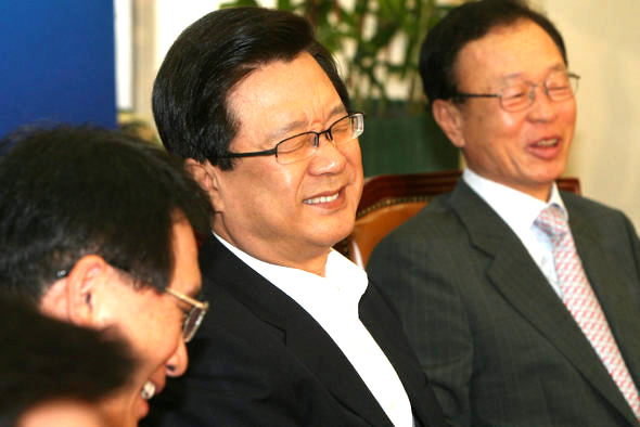 이명박 한나라당 후보가 당내 경선이 진행중이던 지난달 13일 오후, 서울 장충체육관서 열린 서울 선대위 발대식에서 ‘한반도 대운하’ 합수식을 한 뒤 합수된 물을 들어올리고 있다. 김태형 기자 <A href="mailto:xogud555@hani.co.kr">xogud555@hani.co.kr</A>