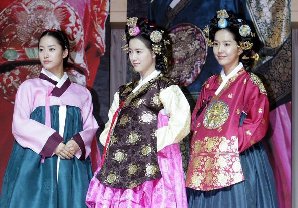 드라마 ‘왕과나’, 우리연기 기대하세요! - 22일 오후 목동 SBS사옥에서 열린 SBS 새 월화드라마 ‘왕과나’의 제작발표회에서 전혜빈, 구혜선, 이진이 드라마속 의상을 입고 포즈를 취하고 있다. (연합뉴스) 드라마 ‘왕과나’, 우리연기 기대하세요! - 22일 오후 목동 SBS사옥에서 열린 SBS 새 월화드라마 ‘왕과나’의 제작발표회에서 전혜빈, 구혜선, 이진이 드라마속 의상을 입고 포즈를 취하고 있다. (연합뉴스)