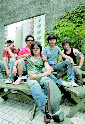 밴드 ‘파이팅 대디’ / 그룹 리더인 심전무(42·본명 심재웅·왼쪽 두번째)씨
