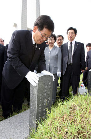 23일 오전 민주신당 지도부와 함께 광주 5·18민주묘지를 방문한 오충일 대표가 류동원 열사의 묘비를 쓰다듬고 있다. 광주/연합뉴스