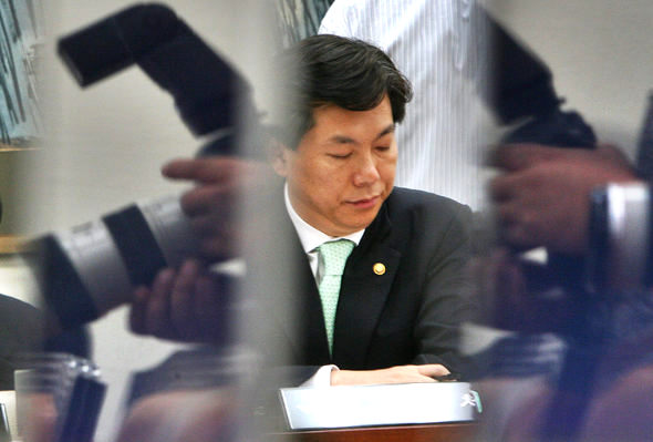 김창호 국정홍보처장이 24일 오전 국회에서 열린 문화관광위에서 답변 자료를 검토하고 있다. 김 처장 양쪽의 카메라는 문광위원들의 노트북 컴퓨터 화면에 취재 중인 기자들의 모습이 비친 것이다. 김진수 기자 <A href="mailto:jsk@hani.co.kr">jsk@hani.co.kr</A>
