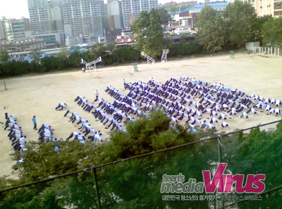 부천고등학생들이 단체로 체벌을 당하고 있다.  ⓒ 인터넷뉴스 바이러스