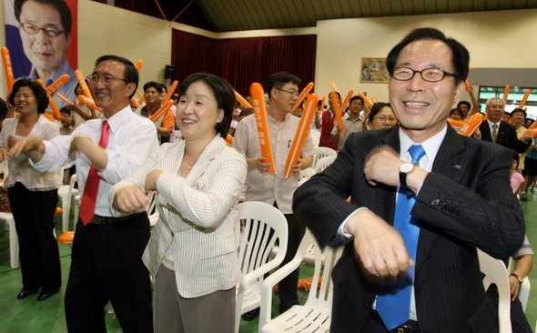 25일 광주 적십자사수련원에서 열린 민주노동당 제 17대 대선후보 광주.전남 선출대회에서 민노당 대선 후보들이 음악에 맞춰 율동을하고 있다 (광주=연합뉴스)