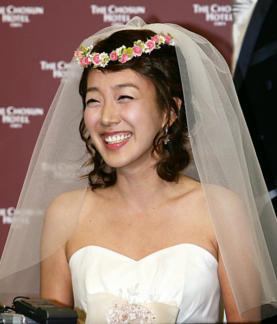 탤런트 서민정이 25일 저녁 삼성동 코엑스 컨벤션센터 그랜드볼룸에서 한 살 연상의 재미교포 치과의사 안상훈 씨와 웨딩마치를 울리기에 앞서 아셈홀에서 기자회견에서 갖고 있다. (서울=연합뉴스)