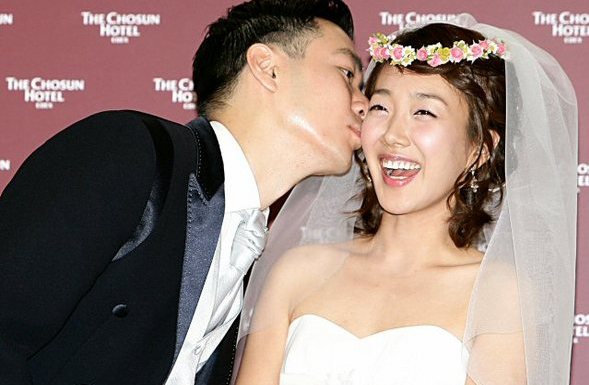 25일 저녁 삼성동 코엑스 컨벤션센터 그랜드볼룸에서 웨딩마치를 올리는 탤런트 서민정이 기자회견장에서 신랑인 재미교포 치과의사 안상훈 씨의 키스를 받고 있다.(서울=연합뉴스)