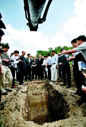 국회 환경노동위원회 위원들이 지난 6월14일 오전 반환된 주한 미군기지의 환경오염 실태를 확인하기 위해 경기도 파주시 캠프 에드워드를 둘러보고 있다. 이종근 기자 root2@hani.co.kr