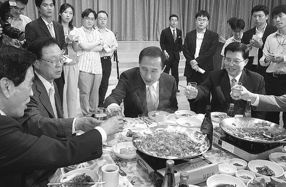 이명박 한나라당 대선후보(오른쪽 두번째)가 27일 저녁 서울 신촌의 한 음식점에서 경선 때 자신을 도와준 원내외 당협위원장 등과 함께 식사를 하며 대선승리를 다짐하는 건배를 하고 있다. 왼쪽부터 이기택 전 민주당 총재, 박희태 전 공동선대위원장, 이 후보, 김덕룡 전 공동선대위원장. 김종수 기자  jongsoo@hani.co.kr