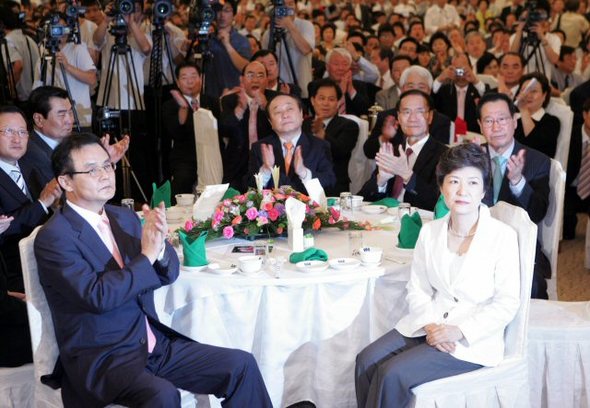 한나라당 박근혜 전 대표가 27일 서울 종로구 하림각에서 열린 선거대책위원회 해단식에서 수많은 지지자들이 박수치며 환호하는 가운데 조용히 앉아 있다.(연합)