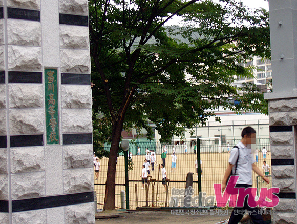 저녁식사를 마치고 운동장에서 운동을 하고 있는 재학생들의 두발상태가 대부분 ‘반삭발’수준으로 짧은편이었다.    ⓒ 인터넷뉴스 바이러스