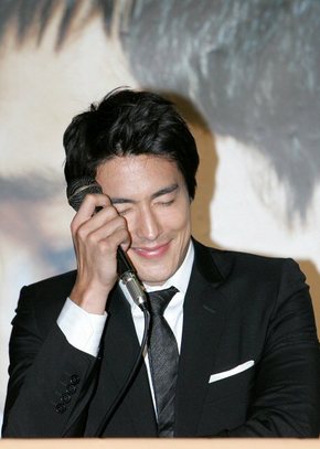 대니얼 헤니, 무슨말을 해야하나! - 30일 오후 서울극장에서 열린 영화 마이파더 언론시사회에서 극중 22년만에 아버지를 찾은 제임스 파커역의 다니엘 헤니가 취재진의 질문에 답하기 위해 생각을 하고 있다. (연합뉴스) 대니얼 헤니, 무슨말을 해야하나! - 30일 오후 서울극장에서 열린 영화 마이파더 언론시사회에서 극중 22년만에 아버지를 찾은 제임스 파커역의 다니엘 헤니가 취재진의 질문에 답하기 위해 생각을 하고 있다. (연합뉴스)