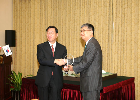 김동훈(오른쪽) 진우종합건축사무소 대표가 중국 국제청년교류센터 등아중 주임으로부터 당선작 상패를 받고 있다.