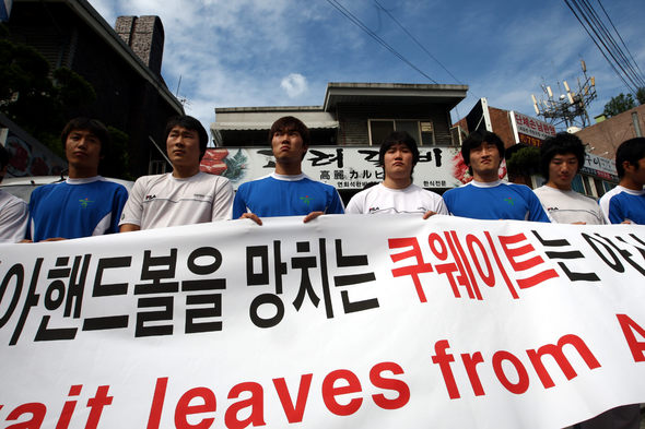 하나은행·두산건설·인천도시개발공사 등 5개 팀 핸드볼 선수들이 3일 오전 서울 용산구 동빙고동 주한 쿠웨이트대사관 들머리에서 베이징올림픽 남자핸드볼 아시아예선에서 중동 심판들의 편파 판정에 항의하는 시위를 벌이고 있다. 이들과 함께 대사관을 방문한 대한핸드볼협회는 항의서한을 전달하려 했으나 대사관 쪽은 접수를 거부했다.   김명진 기자 <A href="mailto:littleprince@hani.co.kr">littleprince@hani.co.kr</A>