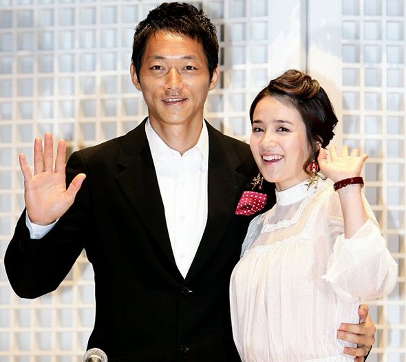 김남일-김보민 커플, 결혼 기자회견 - 3년간의 열애끝에 오는 12월 8일 결혼하는 김보민-김남일 커플이 4일 오후 한남동 그랜드 하얏트호텔에서 공식 결혼발표 기자회견에서 손을 흔들고 있다. (연합뉴스) 김남일-김보민 커플, 결혼 기자회견 - 3년간의 열애끝에 오는 12월 8일 결혼하는 김보민-김남일 커플이 4일 오후 한남동 그랜드 하얏트호텔에서 공식 결혼발표 기자회견에서 손을 흔들고 있다. (연합뉴스)