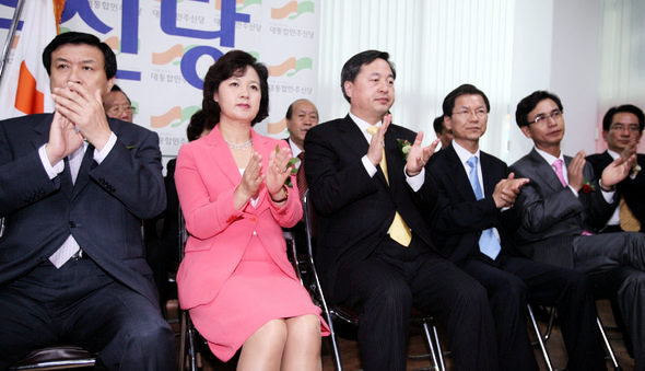 대통합민주신당 예비후보들이 4일 전북 전주시 중화산동 전북도당 당사 개소식 및 현판식에 참석해 손뼉치고 있다.  왼쪽부터 신기남, 추미애, 김두관, 천정배, 유시민 예비후보. 전주/연합뉴스