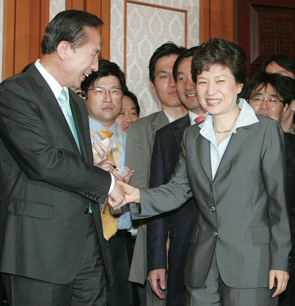한나라당 이명박 대선후보와 박근혜 전 대표가 7일 오후 국회 귀빈식당에서 경선 후 처음 만나 악수하고 있다. 연합뉴스