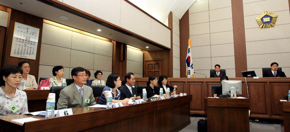 내년 국민참여재판 시행을 앞두고 10일 오전 서울 서초구 서울중앙지법에서 ‘모의 배심원 재판’이 열려, 이 행사에 지원한 서울 시민 12명의 배심원단이 판사의 말을 듣고 있다. 이날 모의 재판은 관련법에 따라 개조된 새 법정에서 진행됐다. 신소영 기자 viator@hani.co.kr