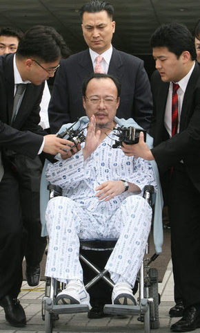 항소심 선고 공판에서 집행유예를 선고받은 김승연 한화그룹 회장이 11일 오후 서울 서초동 서울중앙지법을 나서다 기자들이 소감을 묻자 “모르겠다”며 손사래를 치고 있다. 강창광 기자 <A href="mailto:chang@hani.co.kr">chang@hani.co.kr</A>