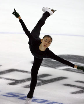 ‘피겨요정’ 김연아가 ‘현대카드 슈퍼매치Ⅴ-07 슈퍼스타스 온 아이스’ 공연을 이틀 앞둔 12일 목동실내링크에서 가진 리허설에서 한층 유연해진 몸놀림을 선보이며 몸을 풀고 있다. 연합뉴스