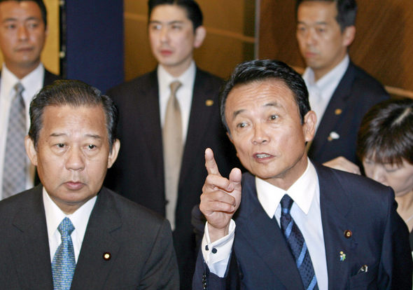 일본의 유력한 차기 총리 후보인 집권 자민당의 아소 다로 간사장(오른쪽)과 니카이 도시히로 총무회장(왼쪽)이 13일 도쿄의 한 호텔에서 자칭린 중국인민정치협상회의 주석을 기다리고 있다. 도쿄/AFP 연합