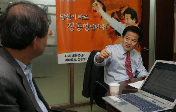 정동영 대통합민주신당 경선후보가 12일 서울 여의도 후보 사무실에서 박원순 변호사와 대담하고 있다. 김종수 기자 jongsoo@hani.co.kr