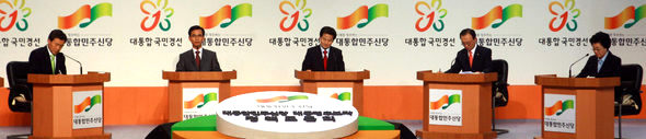 대통합민주신당 대통령후보 대구·경북지역 토론회가 열린 13일 오후 대구 북구 전시컨벤션센터에서 후보들이 교육정책 토론을 준비하고 있다. 왼쪽부터 손학규, 유시민, 정동영, 이해찬, 한명숙. 대구/김태형 기자 <A href="mailto:xogud555@hani.co.kr">xogud555@hani.co.kr</A>