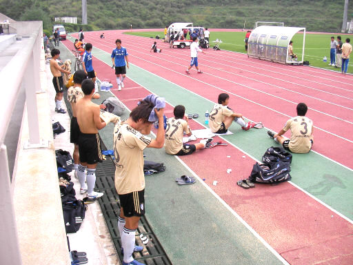 수원 삼성 선수들이 라커룸이 없어 트랙에서 유니폼을 갈아입고 있다.