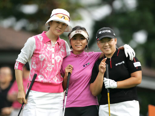 미국여자프로골프 투어에서 활약 중인 김영(왼쪽)과 김미현(가운데)이 14일 SK에너지 인비테이셔널 1라운드 출전에 앞서 신지애와 함께 다정하게 포즈를 취했다. 한국여자프로골프협회 제공