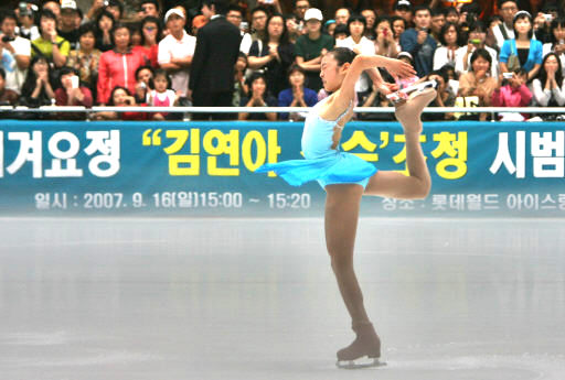 김연아가 16일 잠실 롯데월드 실내빙상장에서 열린 현대카드 초청 김연아 아이스쇼에서 우아한 연기를 펼치고 있다. 이종근 기자 root2@hani.co.kr