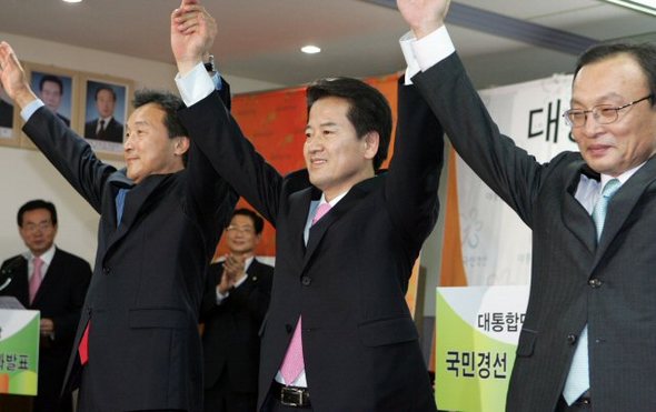 대통합민주신당의 강원.충북.울산.제주지역 순회경선에서 1위를 차지한 정동영 후보(가운데)와 손학규, 이해찬 후보가 16일 충북 청주시 상당구청에서 열린 대통합민주신당 국민경선 강원.충북 개표결과 발표장에서 손을 맞잡고 인사하고 있다.연합