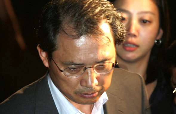 변양균 전 청와대 정책실장이 17일 오전 서울서부지검에서 조사를 받은 뒤 청사를 나서고 있다. 김종수 기자 jongsoo@hani.co.kr 
