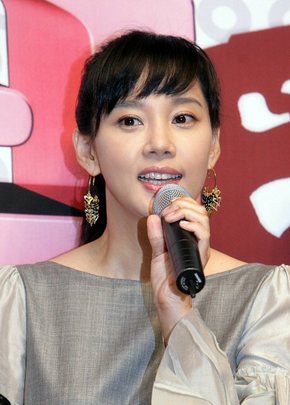 SBS 주말드라마 ‘조강지처 클럽‘의 제작발표회에서 극중 나화신역을 맡은 탤런트 오현경이 취재진의 질문에 답하고 있다. (연합)