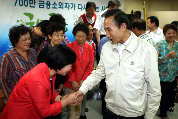 이명박 한나라당 대선후보가 19일 오전 서울 서초동 대한법률구조공단에서  열린 ‘700만 금융 소외자가 다시 웃는 사회’ 간담회장에서 참석자들과 악수하고 있다. 김태형 기자 <A href="mailto:xogud555@hani.co.kr">xogud555@hani.co.kr</A>