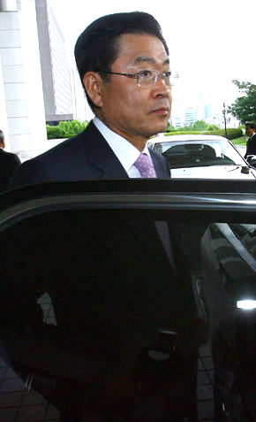 정상명 검찰총장이 20일 오전 서울 서초동 대검 청사 앞에서 검찰 수뇌부와 함께 외부에서 점심 식사를 하려고 차에 오르고 있다. 연합뉴스